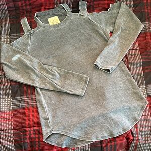 Chaser Gray Cold-Shoulder Long Sleeve Tee